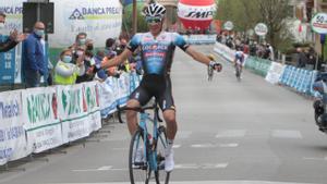 Juan Ayuso, en su triunfo del 5 de abril en el Giro del Belvedere, en Italia.