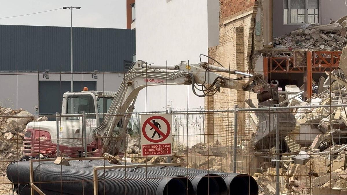 Labores de desescombro del edificio que se derrumbo en la calle las Américas de Benetússer.