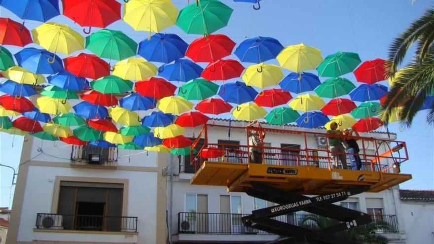 Mil paraguas de colores decoran la plaza Mayor de Malpartida de Cáceres