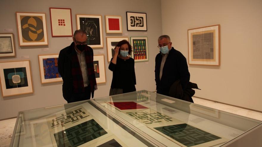 Rosa Castells, junto a Antonio Manresa (derecha) y Javier Badenes, durante la visita a la exposición.