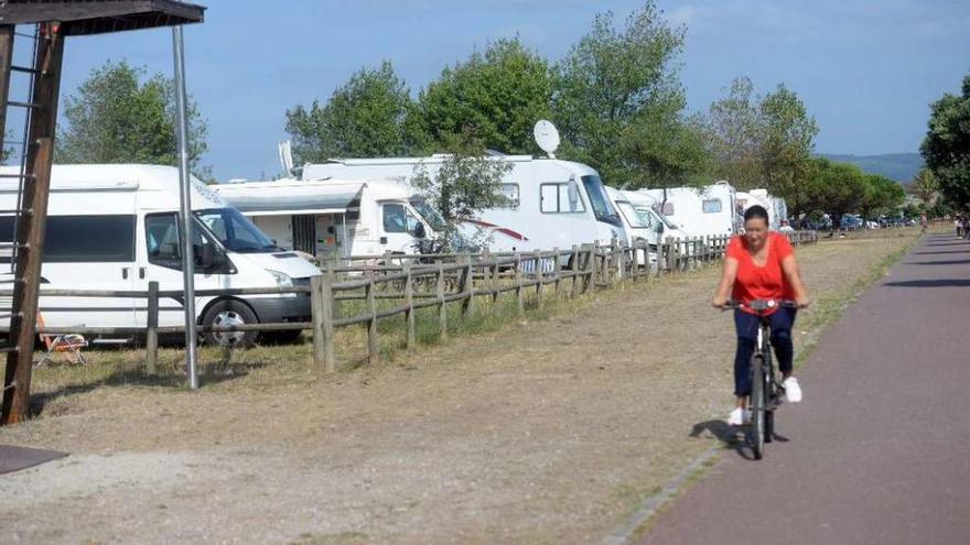 Autocaravanas estacionadas ayer en el entorno de la playa de bandera azul de O Bao, en A Illa. // N. P.