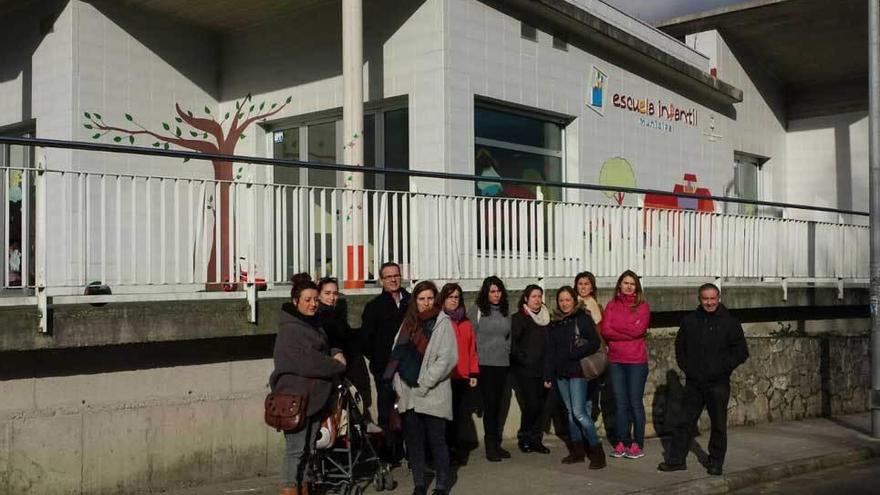 Un grupo de padres, el pasado mes de enero, delante de la escuela infantil de Posada de Llanes.