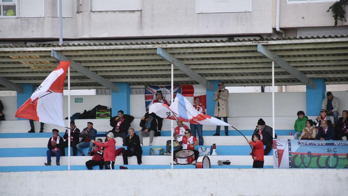 La afición del Arosa se hizo sentir en Cantarrana.