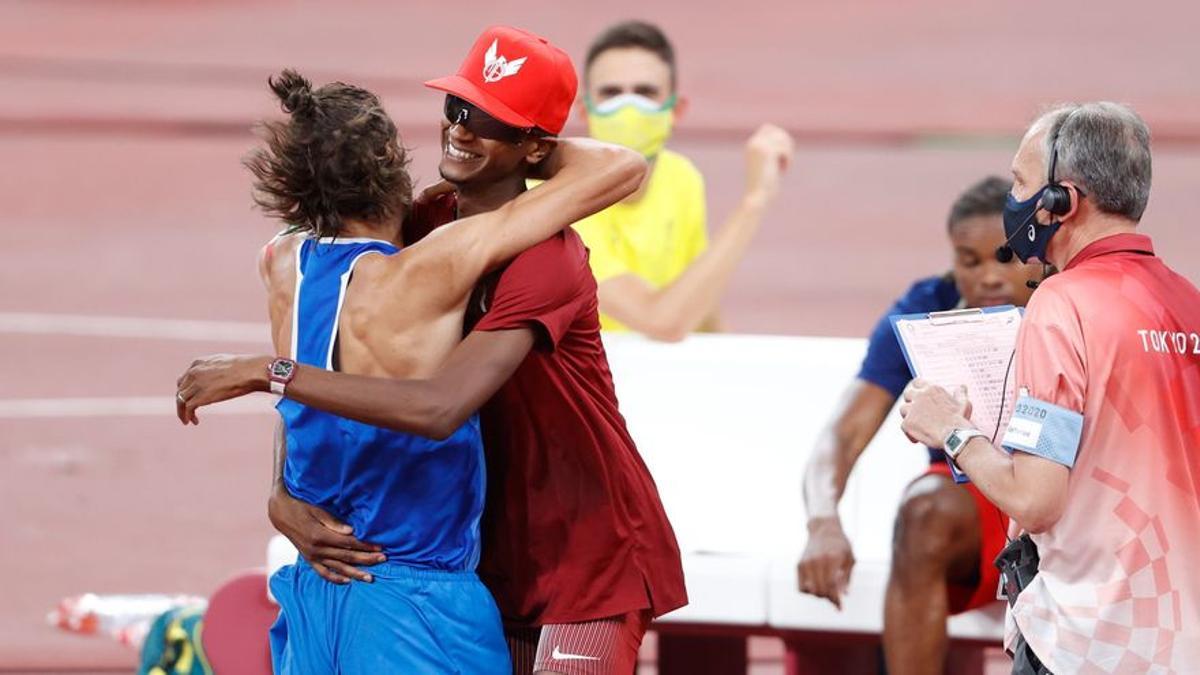 Tamberi abraza a Barshim tras sellar el pacto para compartir el oro.