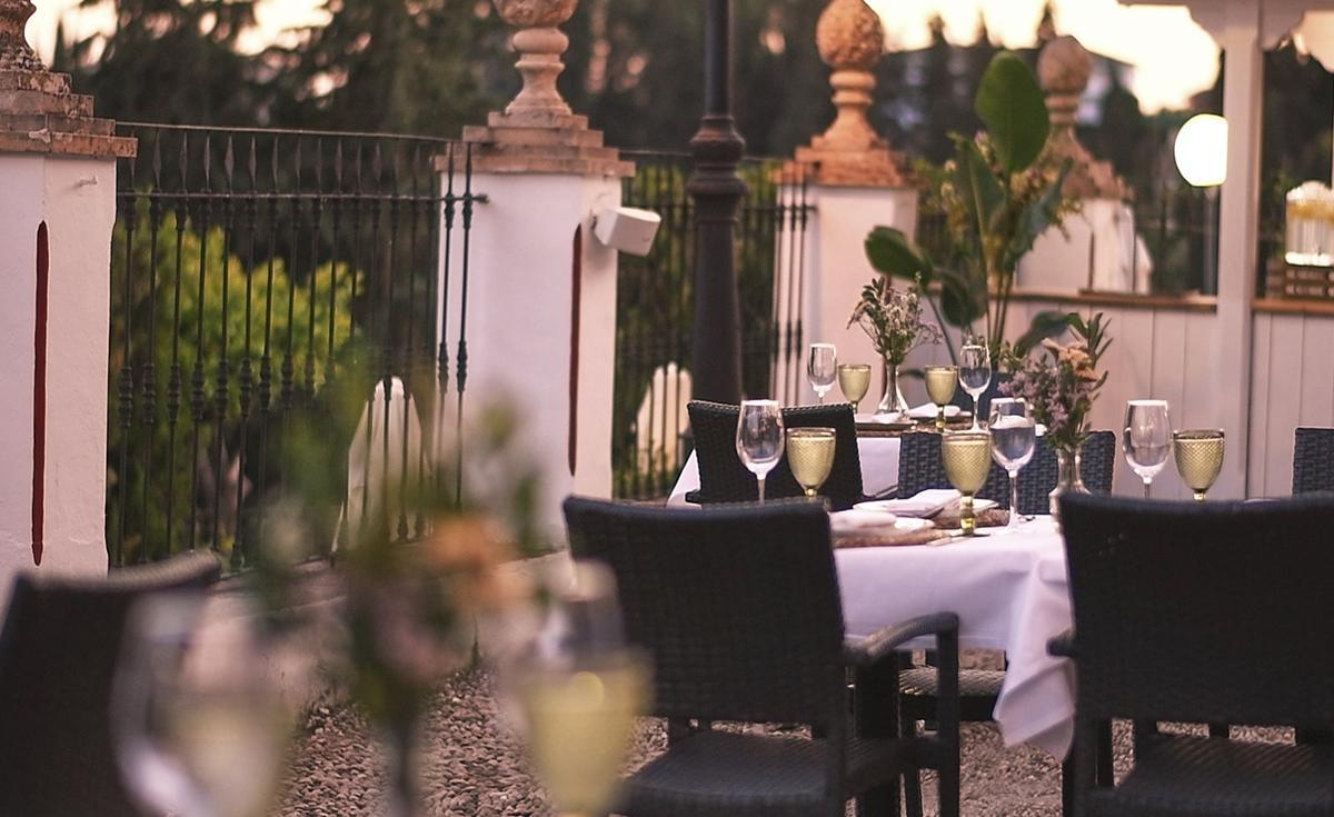 Elegante terraza de Restaurante Finca Los Abetos.