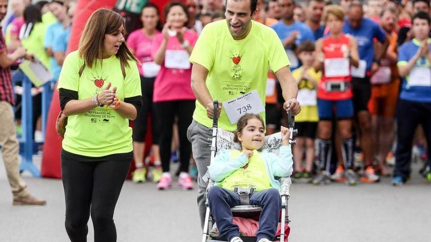 Julia Fernández y sus padres, Silvia Álvarez y Gonzalo Fernández, al inicio de la carrera.