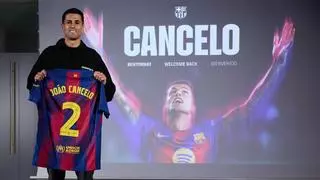 Por fin, Joao Cancelo posó con la 2 azulgrana, tras demorarse varias horas la firma por cuestiones burocráticas.