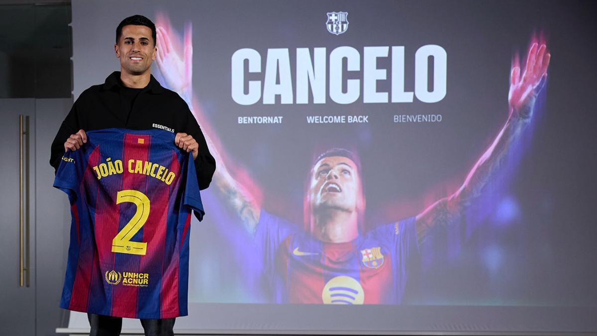 Por fin, Joao Cancelo posó con la 2 azulgrana, tras demorarse varias horas la firma por cuestiones burocráticas.
