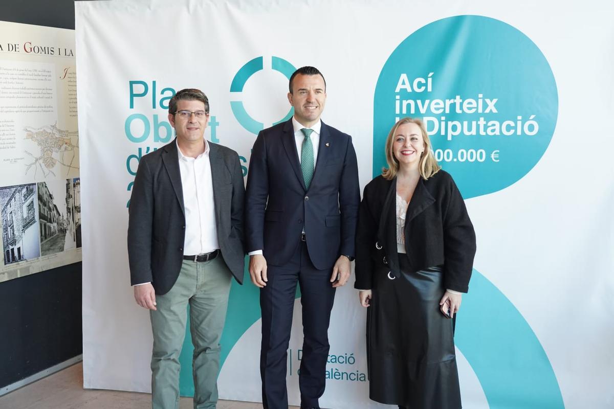 Jorge Rodríguez, Vicent Mompó y Natàlia Enguix, en un acto coordinado por el Ayuntamiento de Ontinyent y la Diputació.