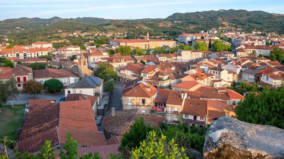 El pueblo de Galicia que parece un outlet a lo grande
