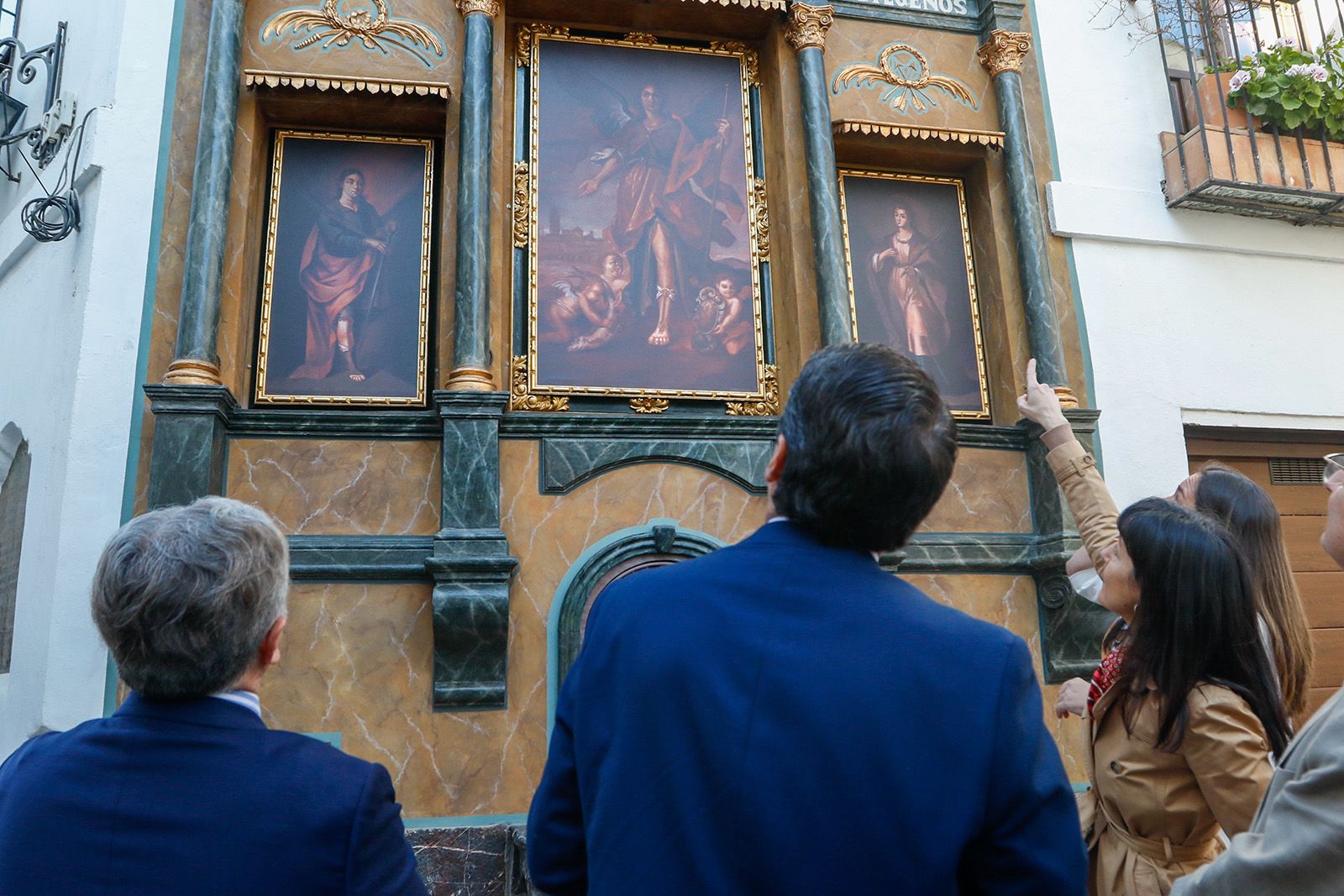 El retablo de la calle Lineros ya luce como nuevo tras su restauración