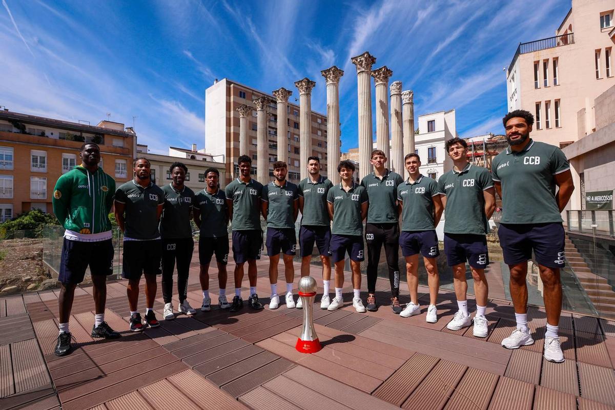 Plantilla del Coto Córdoba que ascendió a la Primera FEB en la temporada 25-26.