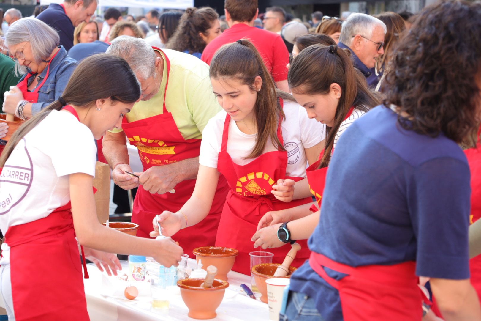 FOTOGALERÍA I Las imágenes de la Nit de la Xulla y del encuentro de elaboración de allioli de las fiestas de Vila-real