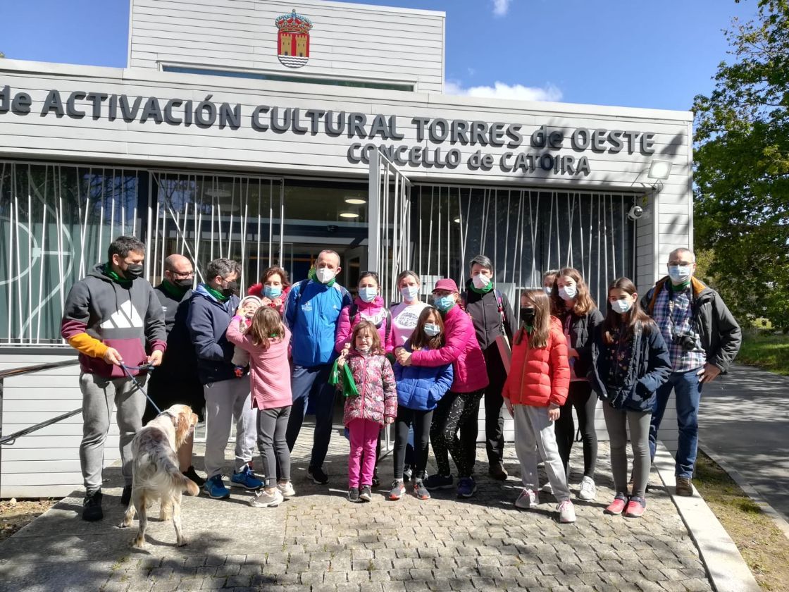 Un momento de la ruta para descubrir petroglifos, cruces de piedra, molinos y demás elementos que enriquecen la oferta patrimonial y turística de Catoira.