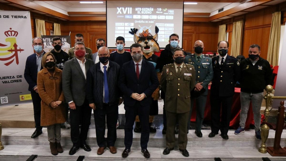 Autoridades asistentes a la presentación de la Guzmán El Bueno de bicicleta de montaña.