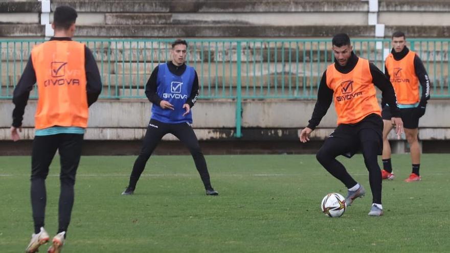 Tala, con peto azul, lateral zurdo del filial del Córdoba CF, durante el entreno del Córdoba CF de este miércoles.