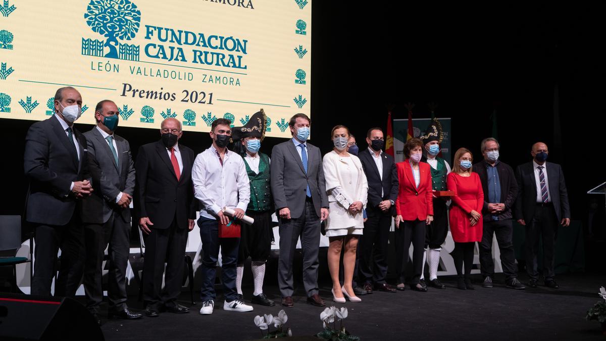 Autoridades, representantes de Caja Rural de Zamora y premiados, ayer.