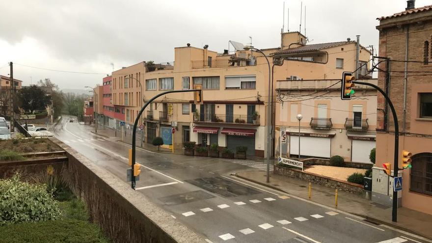 La carretera principal de Bàscara deserta durant l&#039;etapa de confinament.