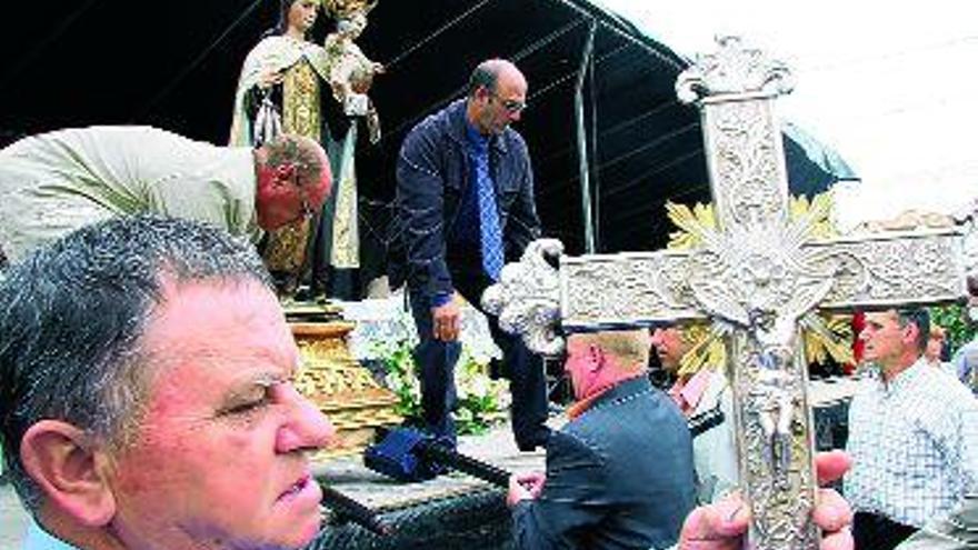 Centenares de personas participaron en las ceremonias religiosas y en la procesión por el mar. / eugenio rouco