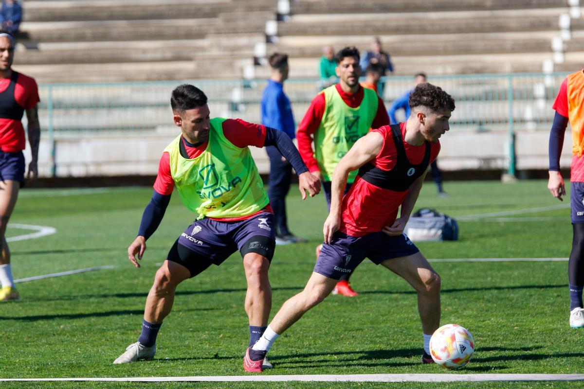 Kike Márquez y Armando Shashoua, en un entrenamiento de esta semana del Córdoba CF.