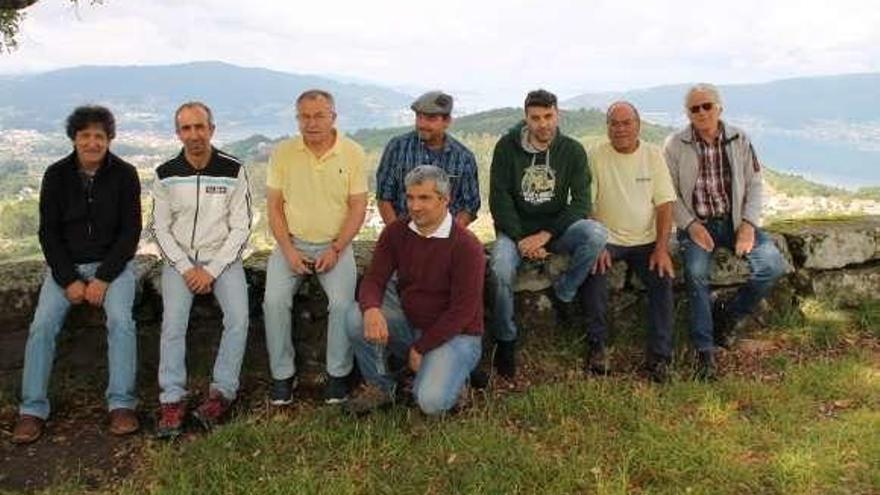 Los organizadores, en la cima del monte de A Peneda. // J. Castro