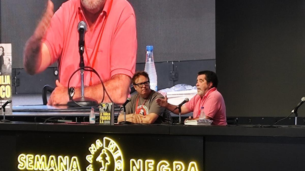 Luis Artigue y Mariano Sánchez Soler durante la presentación de "Los Franco S.A." en la Semana Negra de Gijón