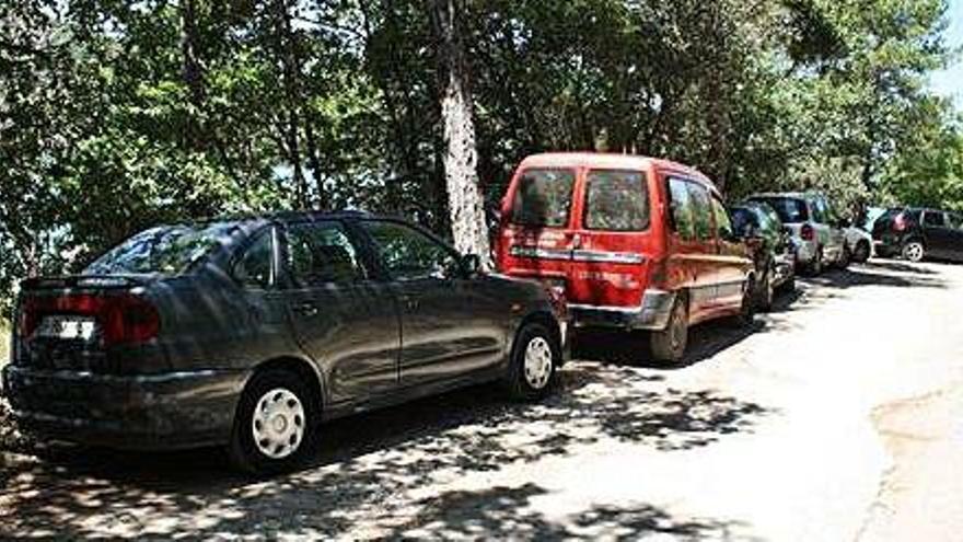 Els banyistes del pantà de Sant Ponç aparquen els seus vehicles en els 16 quilòmetres de perímetre