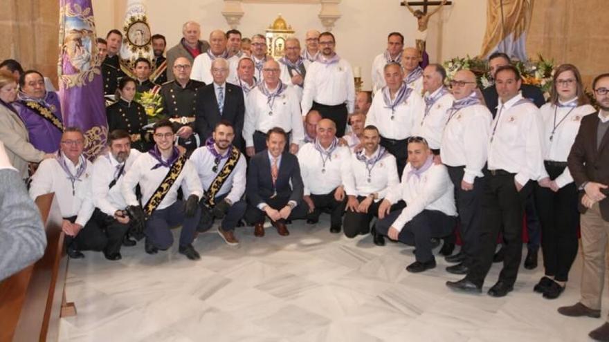 Representantes de los dos Pasos y el alcalde de Lorca junto a miembros de la asociación de vecinos.