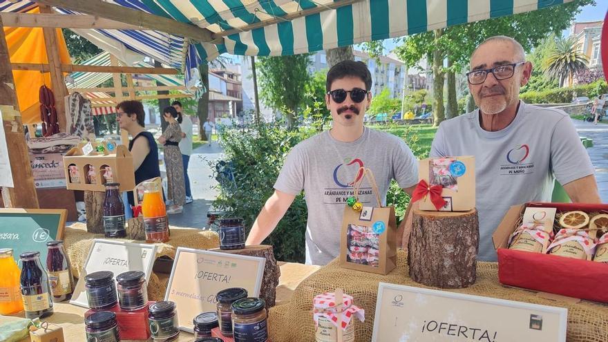 Segunda Flor y Mercadón de Primavera a pleno sol, con las producciones artesanas y ecológicas como protagonistas de los puestos del parque de Arriba
