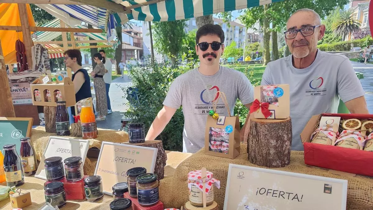 Segunda Flor y Mercadón de Primavera a pleno sol, con las producciones artesanas y ecológicas como protagonistas de los puestos del parque de Arriba