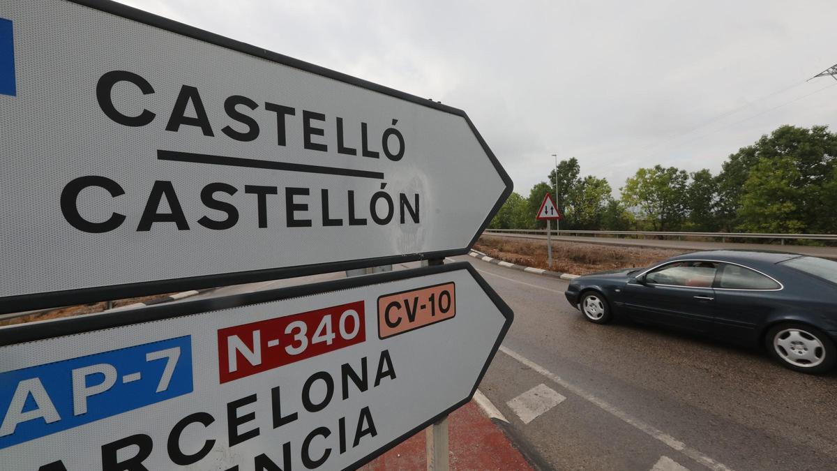 Señalética con la doble denominación Castelló / Castellón, ahora retirada.