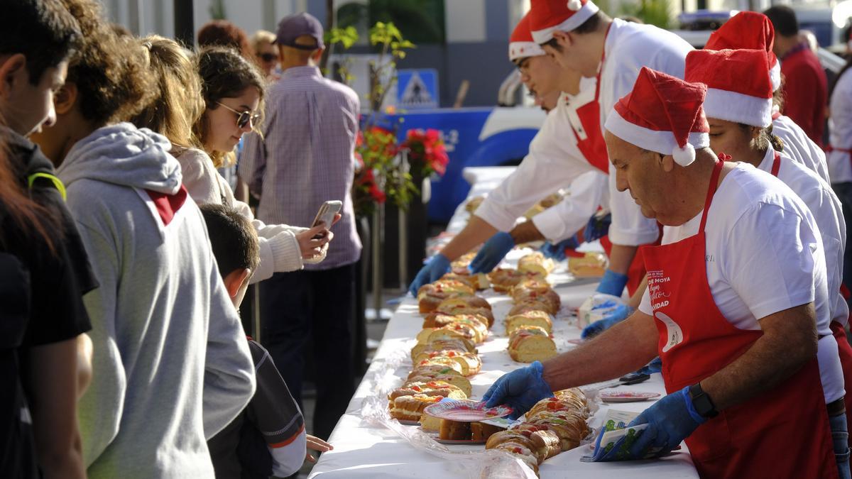 Moya saborea un Roscón de Reyes de 500 metros