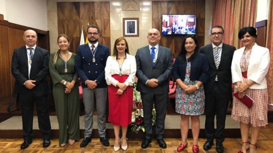 La presidenta insular, Nieves Lady Barreto, ha repartido las áreas entre sus siete consejeros, a la espera de que el Partido Popular decida entrar en el gobierno.