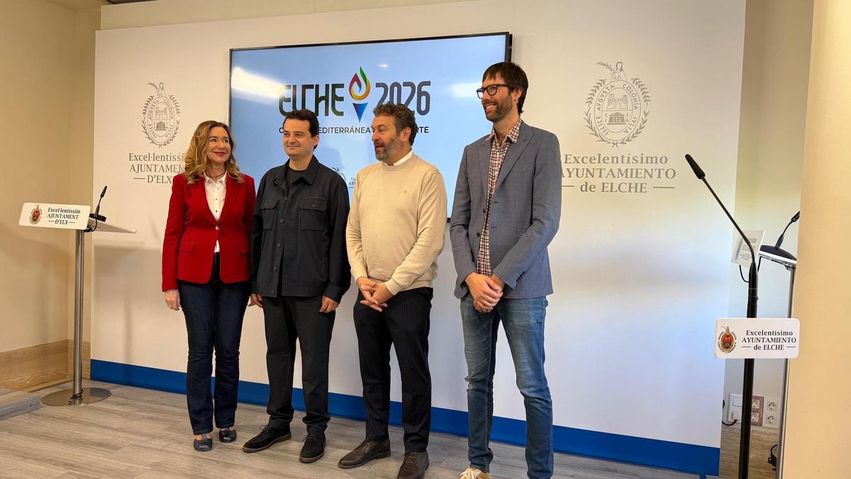 Los músicos junto con el edil de Deportes de Elche durante la presentación del himno