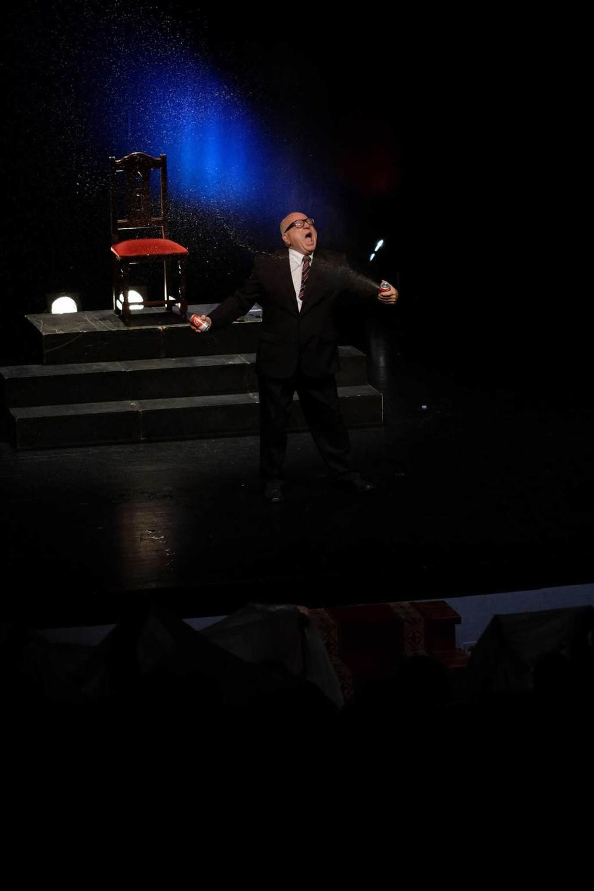 Leo Bassi, durante su espectáculo en Langreo.