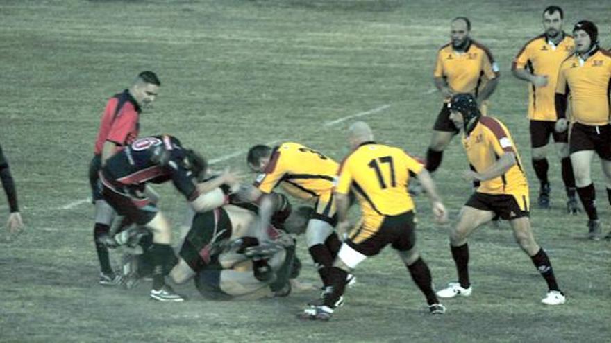 Imagen del encuentro que jugaron ayer el Ibiza Club de Rugby y el XV Rugby Murcia en el campo de la pista de atletismo de Can Misses.