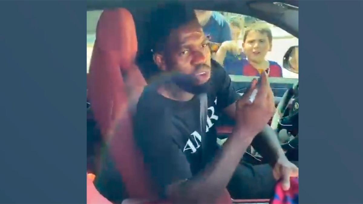 El tremendo enfado de Umtiti con un niño al salir de la Ciudad Deportiva: "¿Por qué tocas mi coche?"