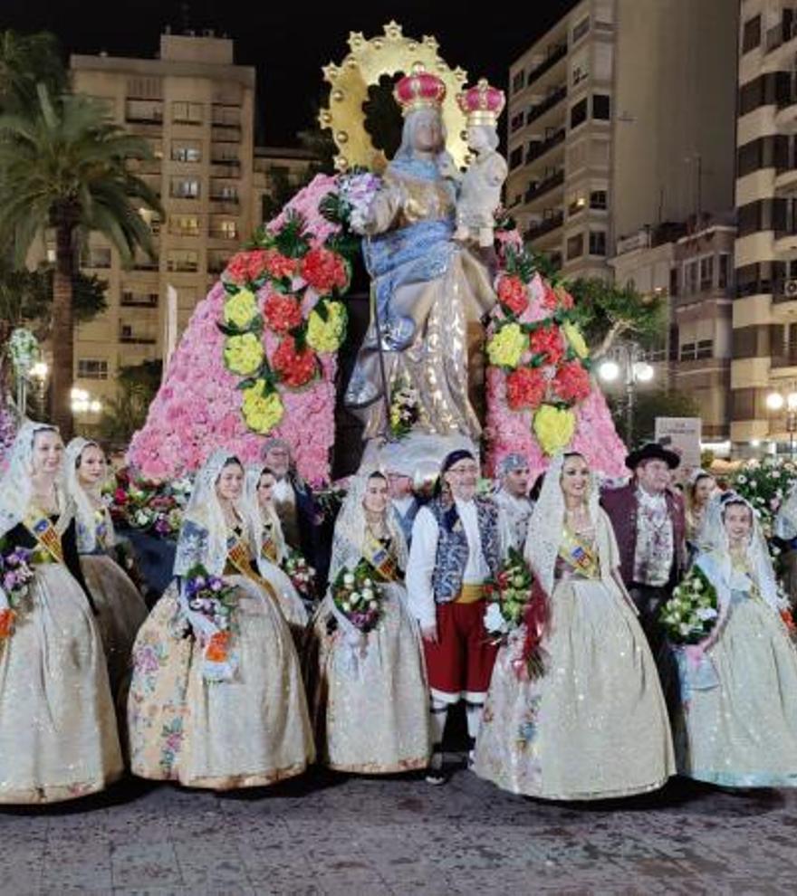 Lluvia de flores sobre la patrona