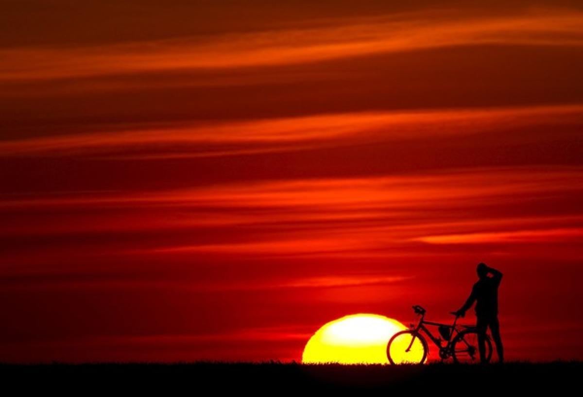 LES PARTÍCULES DEL NÚVOL DE CENDRES PROCEDENT DEL VOLCÀ CREAN ESPECTACULARS POSTES DE SOL