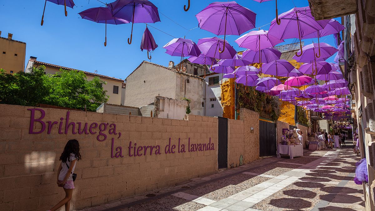 La Calle de los Paraguas, decorada en tonos lavanda, refleja el espíritu creativo y colorido de Brihuega