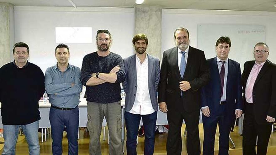 Los componentes de la mesa redonda ´La Violència en l´Esport´ antes de empezar el acto.