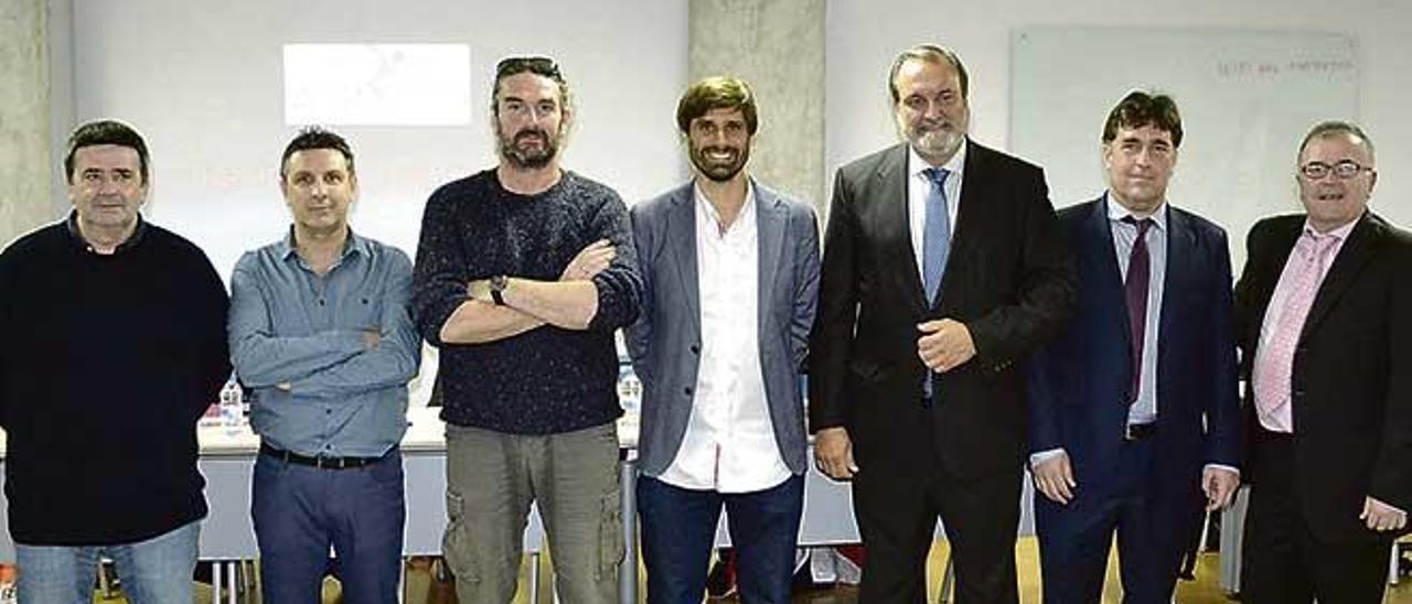 Los componentes de la mesa redonda ´La Violència en l´Esport´ antes de empezar el acto.