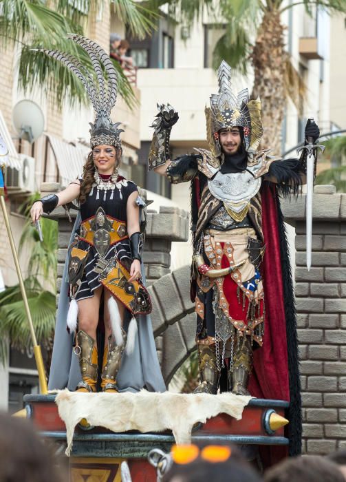 Los bailes y los trajes de los componentes de las comparsas llenaron la calle Alicante y la avenida Ancha de Castelar de colorido y originalidad.