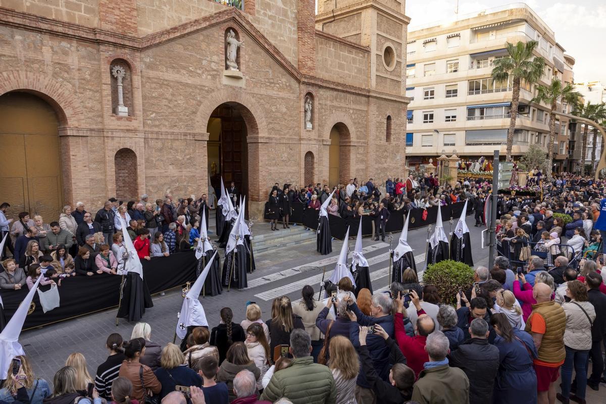 Las quince cofradías de la Semana Santa de Torrevieja recorrieron las calles en Viernes Santo Las quince cofradías de la Semana Santa de Torrevieja recorrieron las calles en Viernes Santo