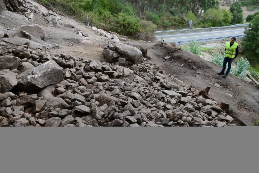 Las obras del Corredor destapan una escultura antropomorfa en Domaio