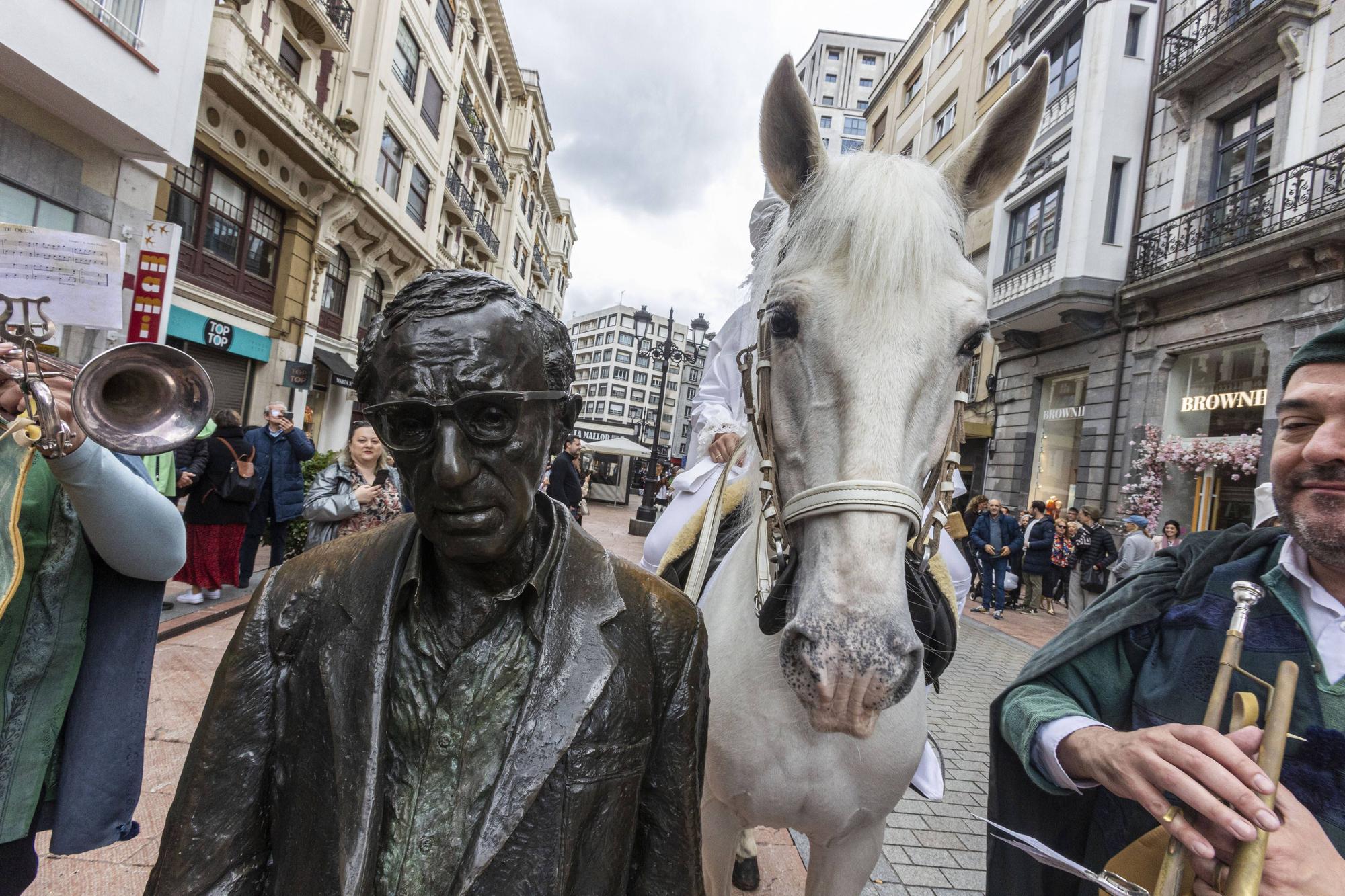 En imágenes | Cabalgata del Heraldo por las calles de Oviedo