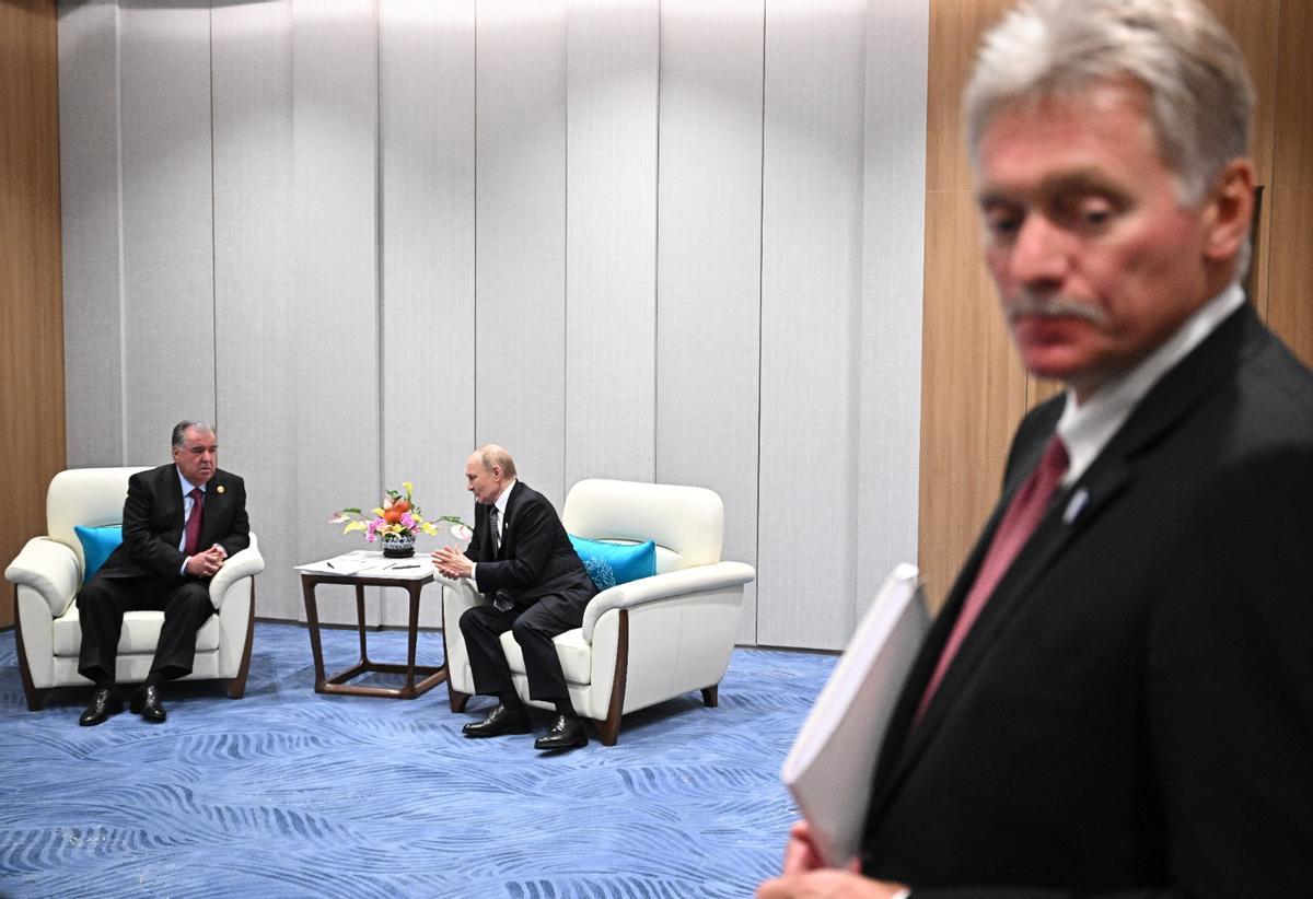 Vladimir Putin en una reunión bilateral con su homólogo e Tayikistán Emomali Rahmonov, en un aparte de la cumbre de la Organización para la Cooperación de Shangái, con su portavoz, Dmitri Pskov en primer plano.