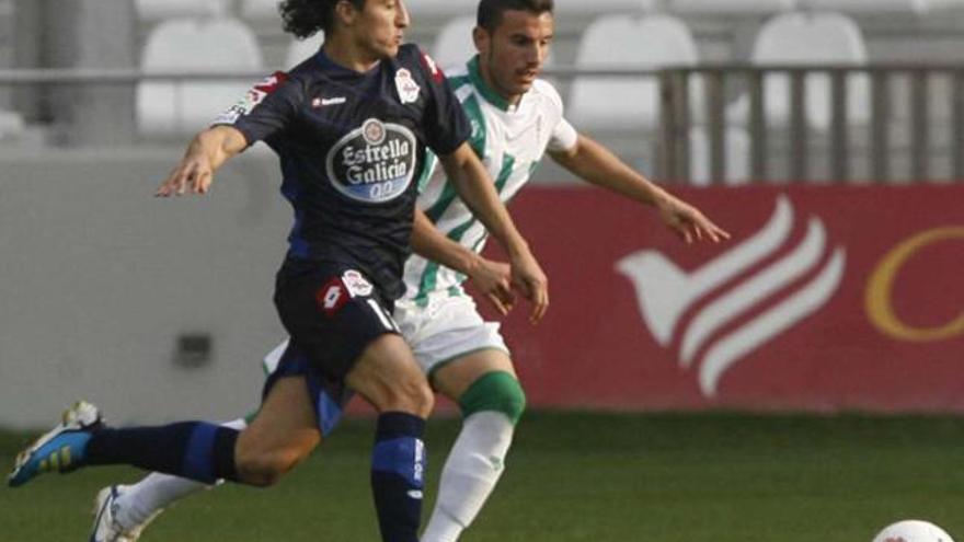 Guardado trata de marcharse en velocidad de un jugador del Córdoba. / lof