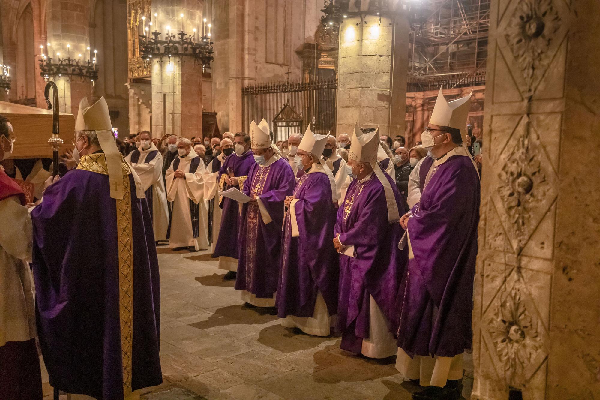 Mas de 1.200 personas abarrotan la seu para dar el último adiós al obispo Toni Vadell