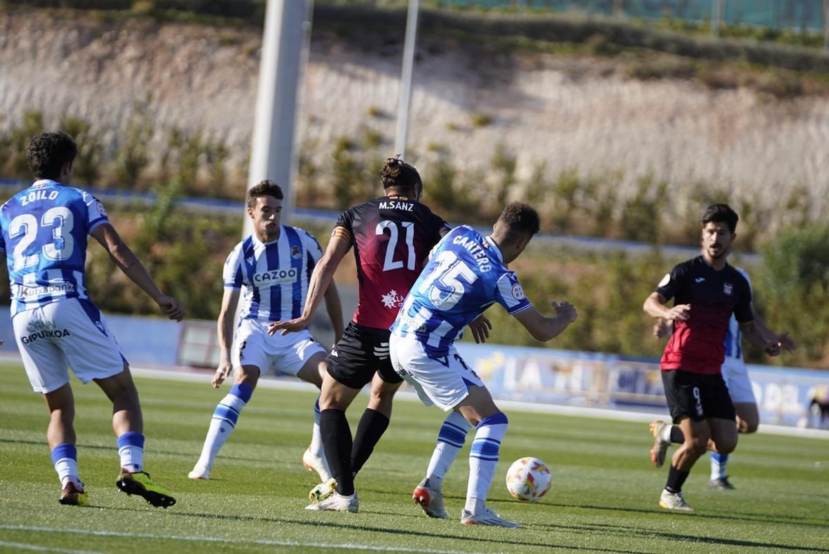 Mariano Sanz pugna por un balón con un rival de la Real